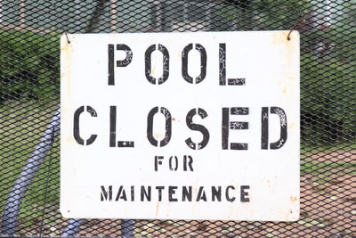 泳池关闭，以便设置维修标志
